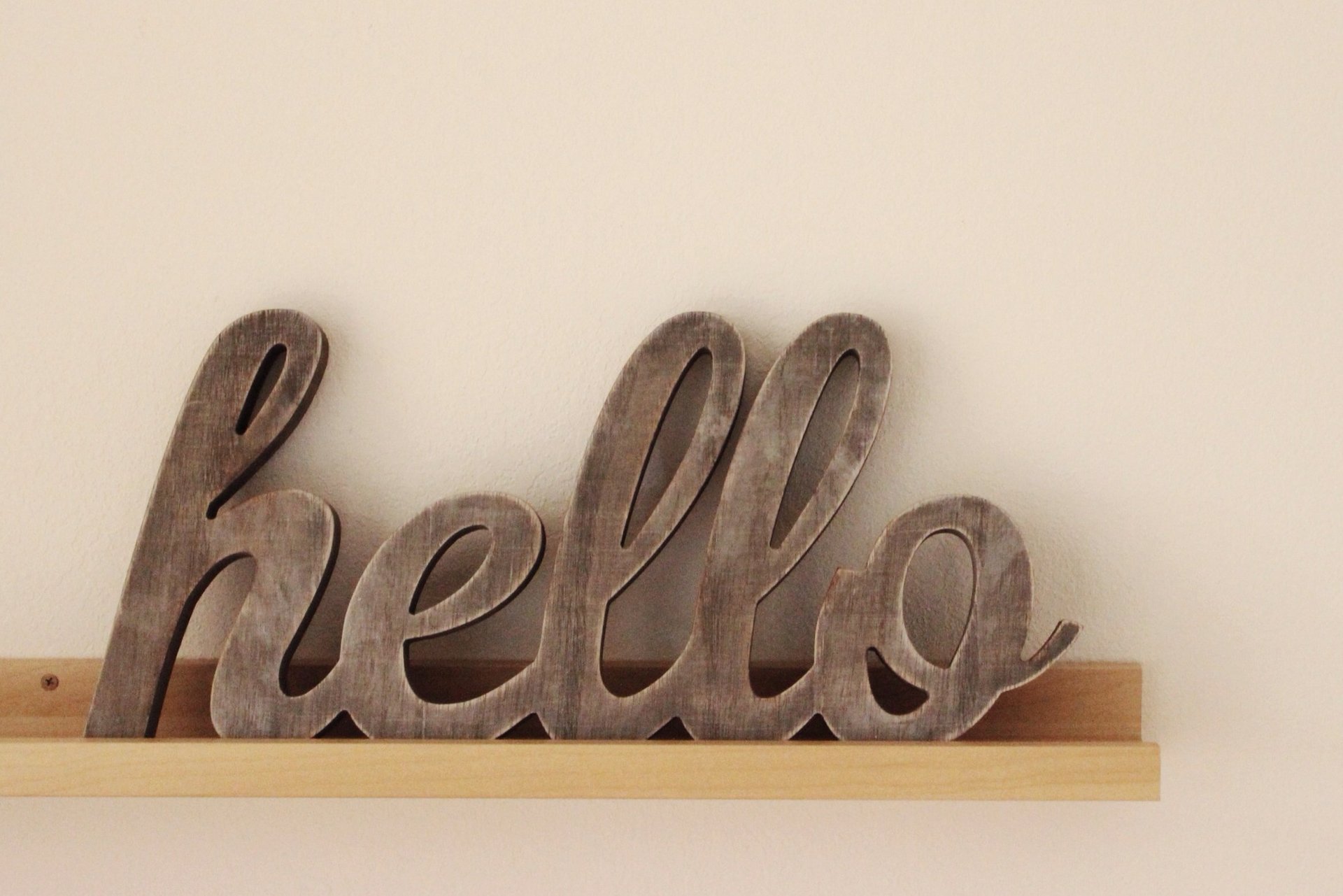 Deko-Schriftzug "hello" aus Holz 